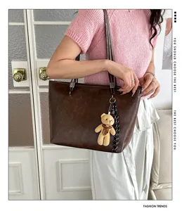 Braune PU Leder Tasche, Vintag Große Kapazität Umhängetasche mit Bär Anhänger.