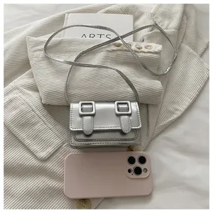 Silberne metallische Mini-Umhängetasche Detail, modische Damen Schultertasche mit Schnallen.