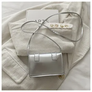 Modische silberne Metallic-Umhängetasche mit schlankem Riemen und schickem minimalistischem Look.