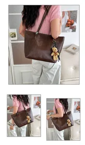 Borsa a tracolla vintage marrone da donna, grande capacità borsa casual con ciondolo a orsetto.
