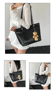 Borsa tote nera di grande capacità da donna, borsa a spalla casual con simpatico ciondolo orsetto.