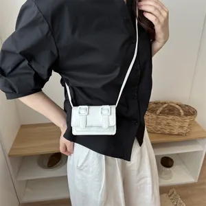 Schicke minimalistische weiße Umhängetasche für Damen, trendige kleine quadratische Tasche.