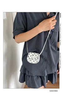 Mini weiße Punkte Umhängetasche Portemonnaie, süßer PU Leder Deko Detailblick.