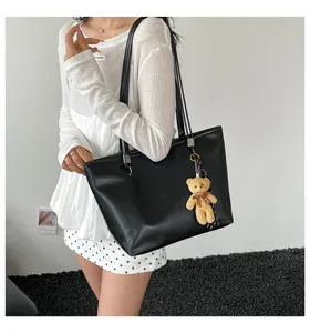Borsa tote nera in pelle PU da donna, elegante borsa a tracolla capiente con decorazione orsetto.