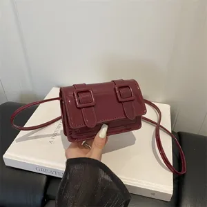 Minimalistische PU Leder Quadratische Umhängetasche Für Damen Elegante Doppel Schnalle Klappe Schultertasche Glänzende Handtasche