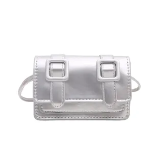 Silberne metallische Mini-Umhängetasche mit doppelten Schnallenriemen für Damen.