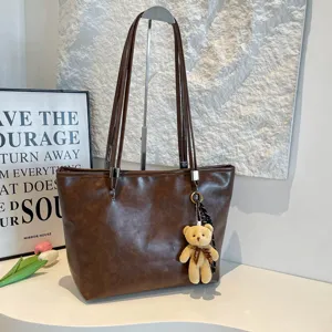 Borsa a spalla vintage in pelle PU marrone con grazioso ciondolo orsetto per donne eleganti