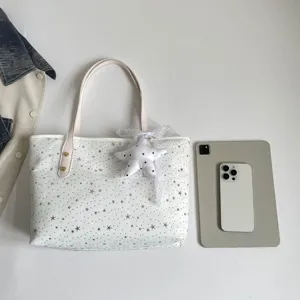 Süße weiße Handtasche mit Sternenmuster und niedlichem Spitzenanhänger für den Sommer.