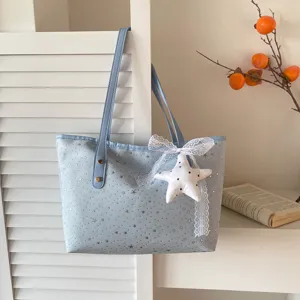 Hellblaue Sternen-Tote-Bag mit süßer Spitzenschleife und Sternanhänger für Alltag-Look Detail