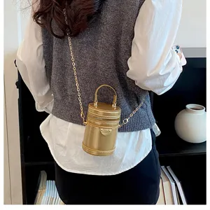 Sac bandoulière cylindre mini métallique doré élégant avec chaîne et poignée pour femmes.
