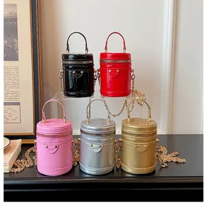 Mini sac bandoulière cylindrique en cuir verni brillant avec chaîne et poignée, multico.