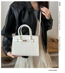 Schicke weiße gesteppte Umhängetasche für Damen mit elegantem Metallverschluss und Griffen.