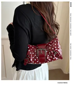 Rode lakleren schoudertas vintage polkadot klinknagels chique trendy okseltas tas chic