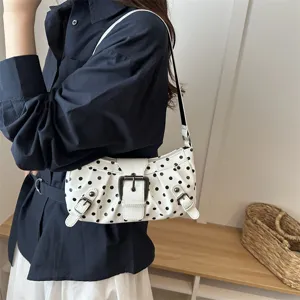 Witte schoudertas met polkadots en hippe motorstijl gesp details voor dames chic.