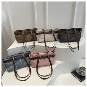 Bolsos de hombro vintage multicolores bajo el brazo, gran capacidad trabajo detalle.