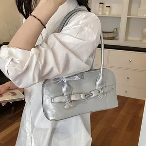 Zilveren metallische schoudertas detail met stijlvolle riem aan de voorkant en gladde afwerking.