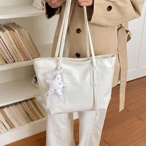 Sac cabas épaule en cuir PU blanc avec pendentif étoile pour femme style travail bureau détail.