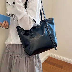 Sac cabas noir en cuir PU pour femme, grand sac porte epaule elegant pour le travail quotidien.