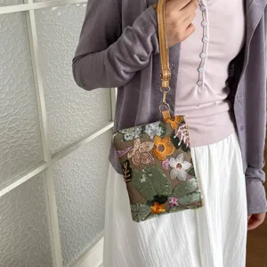 Borsa a mano ricamata in stile cinese chic con motivi floreali e manico in pelle marrone.