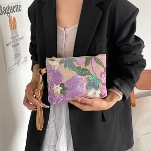 Dettaglio pochette floreale ricamata con paillettes squisite, elegante borsa cinese.