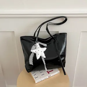 Grand sac cabas épaule noir brillant avec pendentif étoile en dentelle pour travail quotidien.