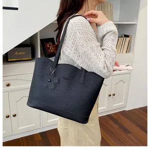 Elegante borsa a tracolla shopper nera in pelle per donna, grande capacita quotidiana.