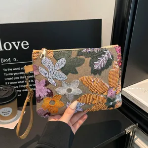 Dettaglio borsa a pochette ricamata in stile cinese, borsa chic con paillettes floreali.