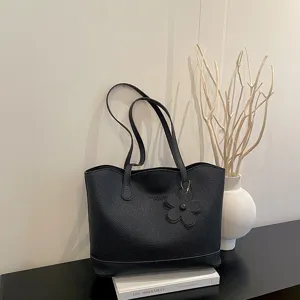 Borsa tote in pelle nera da donna, borsa a spalla minimalista di grande capacità con ciondolo