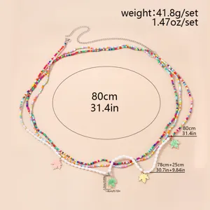 Catena da vita multicolore in perline con ciondoli a foglia d'acero, dettaglio elegante.