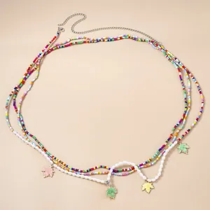 Catena da vita multistrato in perline colorate con pendenti a foglia d'acero smaltate e perle.