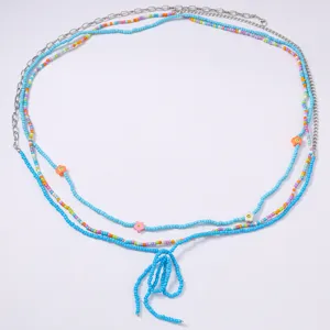 Primo piano della catena da cintura in perline blu multistrato con simpatici ciondoli.