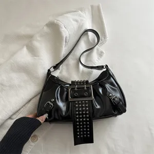 Punk klinknagel schoudertas vintage oksel motorhandtas met gesp detail voor vrouwen