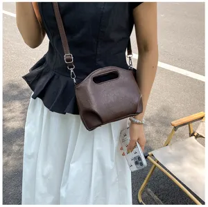 Sac à main et bandoulière rétro en cuir PU marron style coréen pour femmes quotidien.