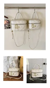 Vue détaillée du sac bandoulière matelassé blanc avec chaîne dorée et charmants pendentifs.