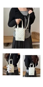 Vista detallada del bolso de hombro con lunares de moda, bolso cruzado casual elegante.