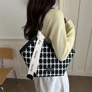 Zwart-witte tweed shopper voor dames, grote stijlvolle schoudertas met lintdetail.
