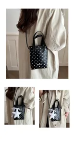 Bolso bandolera chic de lunares blancos y negros mini tote con bonito colgante de estrella.