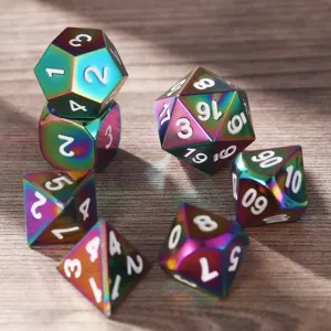 Gros plan d'un jeu de dés polyédriques en métal arc-en-ciel sur une table