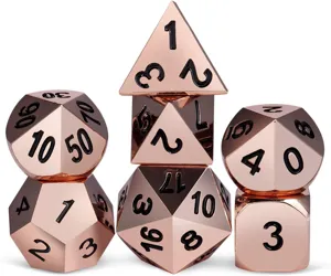 Détail d'un ensemble de dés métalliques polyédriques or rose pour jeux DND.