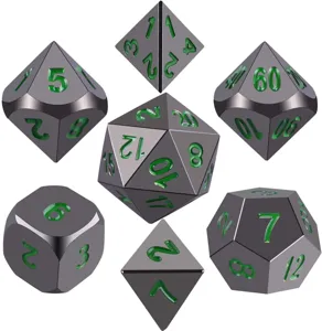Vue détaillée d'un ensemble de 7 dés polyédriques en métal, finition bronze et vert