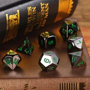 Gros plan de haute qualité d'un jeu de dés polyédriques en métal avec chiffres verts sur noir