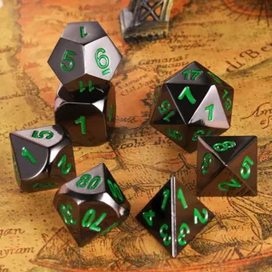 Gros plan d'un jeu de dés polyédriques en métal avec chiffres vert néon sur carte