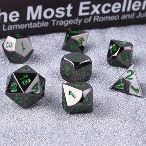 Gros plan de dés polyédriques en métal avec chiffres verts pour jeux de rôle TRPG.