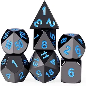 Vue détaillée d'un jeu de dés en métal polyédriques bleus pour les jeux DND RPG.