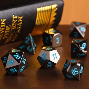 Vue macro détaillée d'un ensemble de dés DND polyédriques en métal noir et bleu