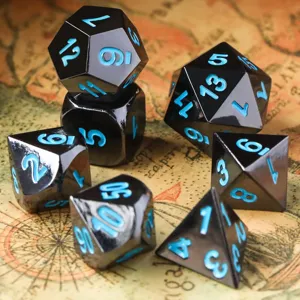 Gros plan détaillé de dés DND en métal noir et cyan sur une carte vintage