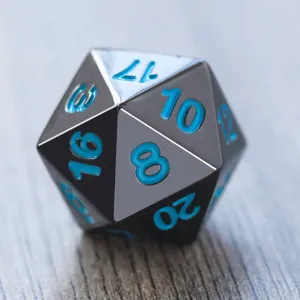 Détail d'un dé D20 en métal avec des chiffres bleus sur une finition chrome noir