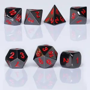 Vue détaillée d'un ensemble de 7 dés métalliques polyédriques DND en noir et rouge.