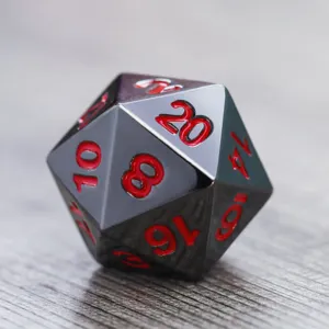 Gros plan d'un dé d20 en métal avec chiffres rouges pour jeux de rôle sur table