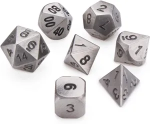 Vue détaillée d'un ensemble de dés polyédriques en métal argenté brossé pour les jeux DND.